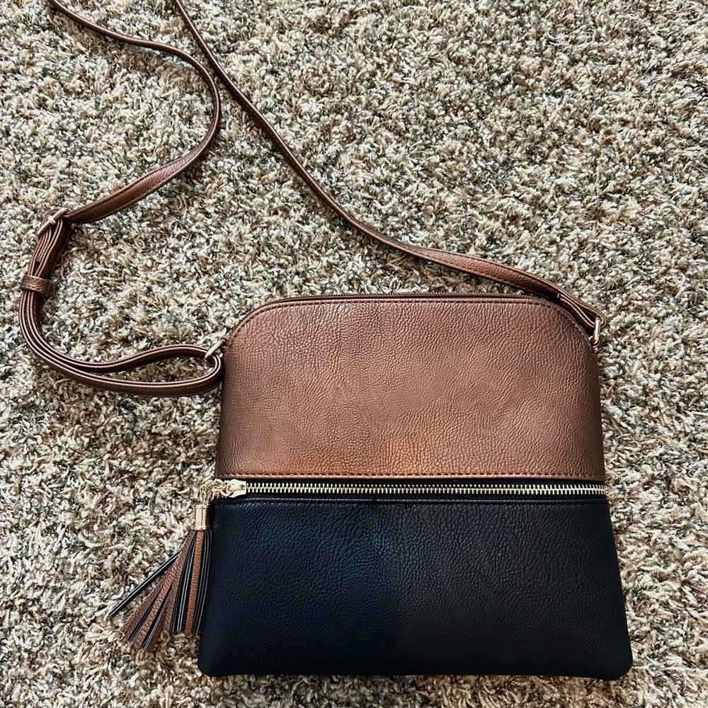Two-tone crossbody purse!!